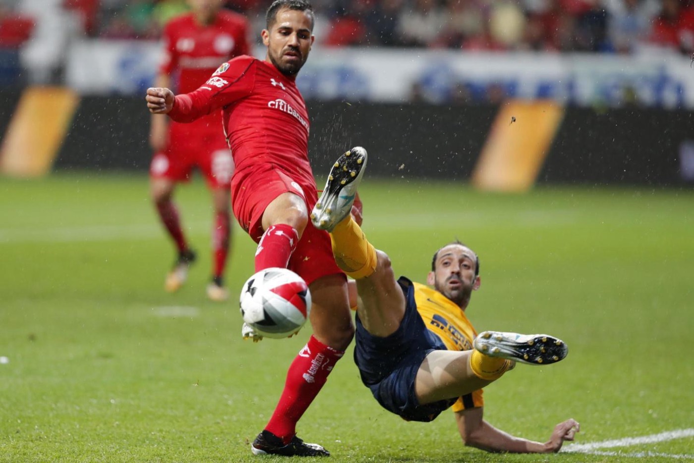 Roro López in Liga MX match action