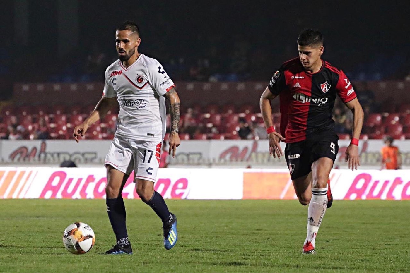 Roro López in Liga MX match action