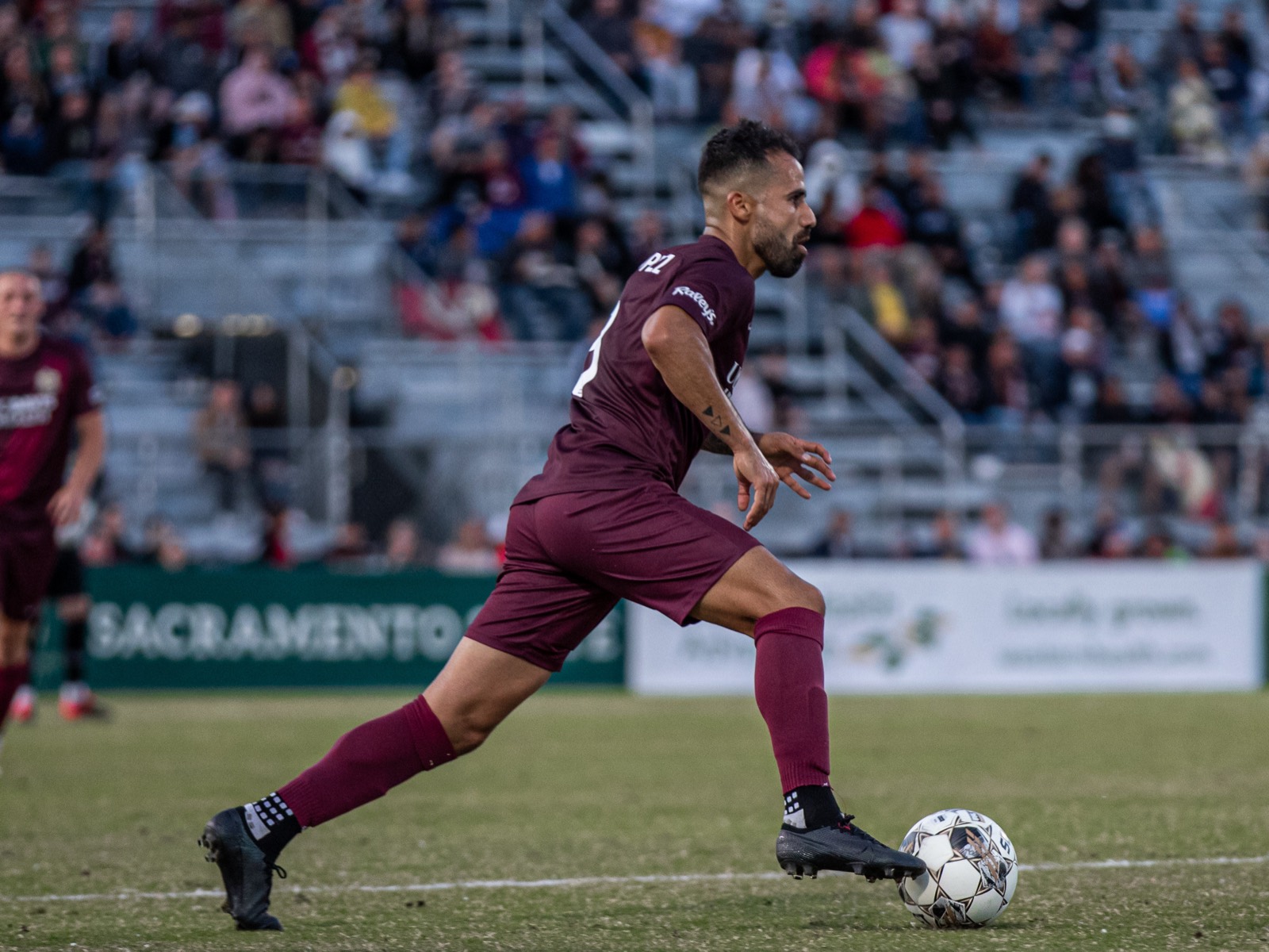 Roro López on the ball in the Sacramento Republic home kit
